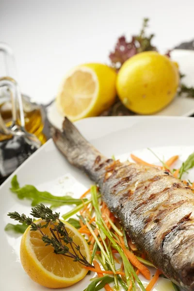 Fish with vegetables and lemon — Stock Photo, Image