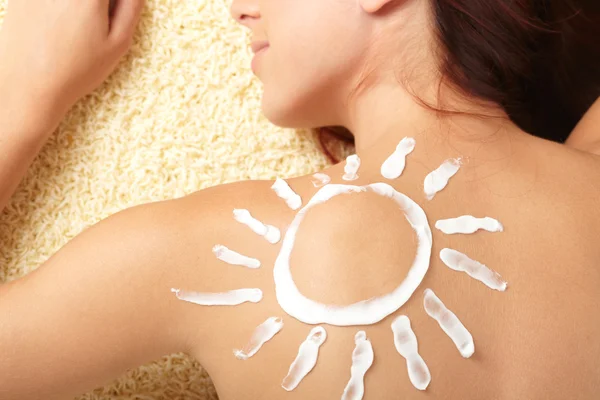 Женщина с солнцезащитным кремом — стоковое фото