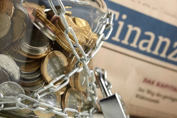 Monedas en frasco de dinero — Foto de Stock