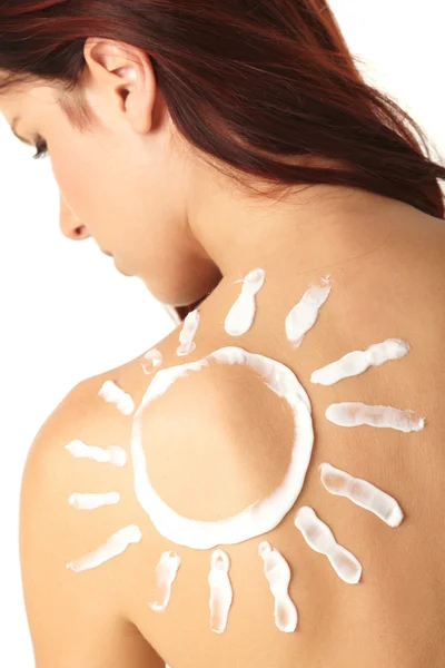 Mujer con crema solar en forma de sol — Foto de Stock