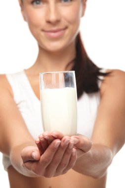 bir bardak süt ile genç kadın