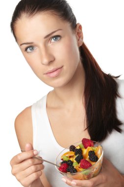 meyve salatası yiyen kadın