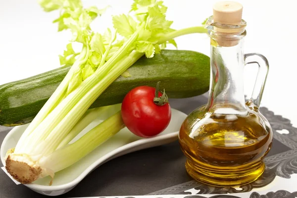 新鲜蔬菜用橄榄油 — 图库照片