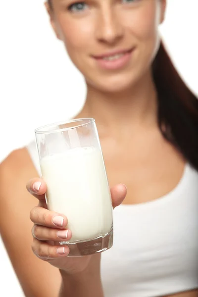 Νεαρή γυναίκα με το ποτήρι γάλα — Φωτογραφία Αρχείου