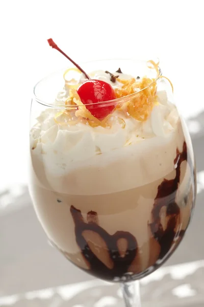 Milk-shake au chocolat avec cerise — Photo