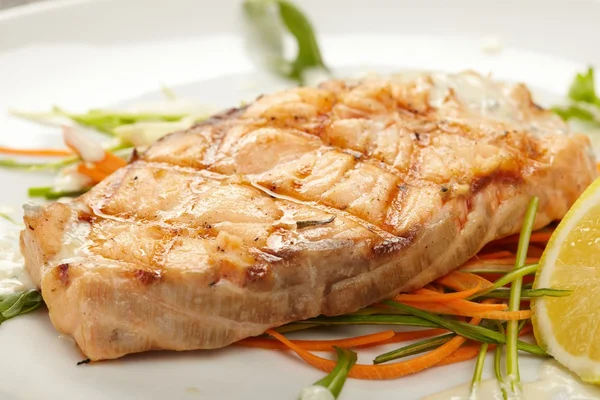 Fish steak with vegetables — Stock Photo, Image