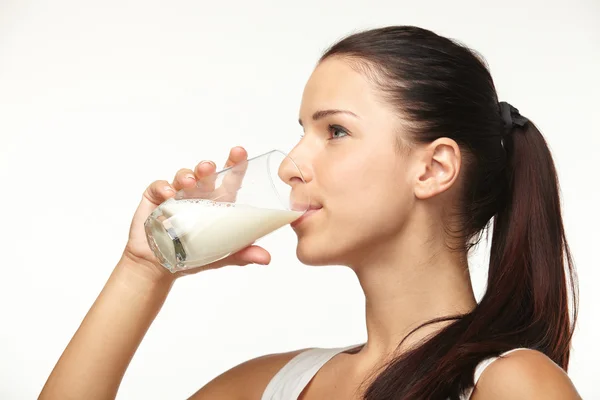 Junge Frau mit Glas Milch — Stockfoto