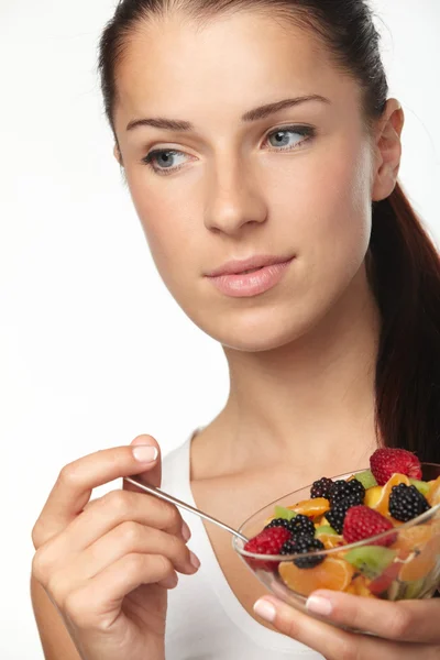 フルーツ サラダを食べる女性 — ストック写真