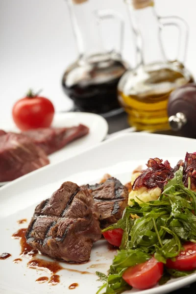 Beef steaks with vegetables — Stock Photo, Image