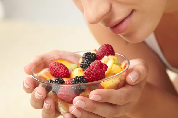 Vrouw eten fruitsalade — Stockfoto