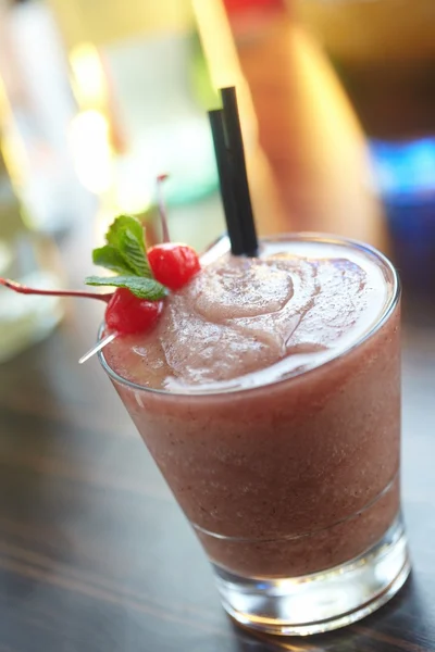 Cocktail met cherry en munt — Stockfoto