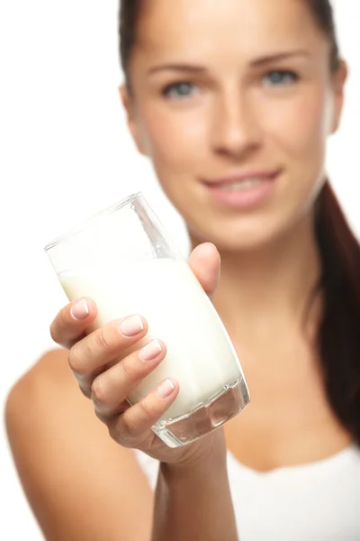 Jeune femme avec verre de lait — Photo