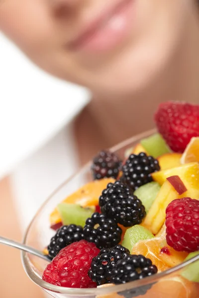 フルーツ サラダを食べる女性 — ストック写真