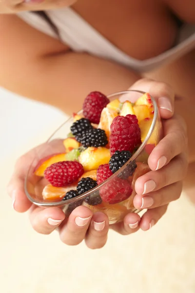 Femme mangeant une salade de fruits — Photo