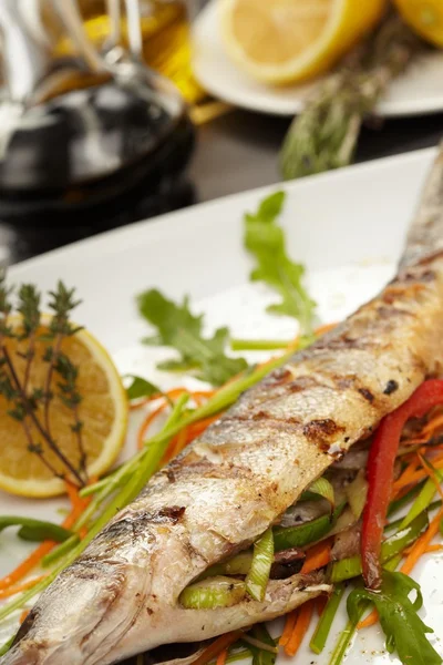 Fish with vegetables and lemon — Stock Photo, Image