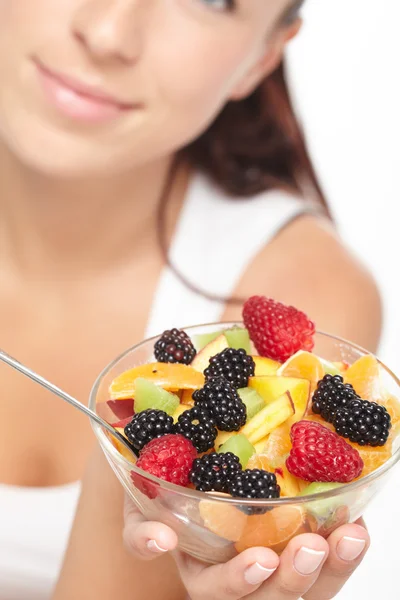 Mulher comendo salada de frutas — Fotografia de Stock