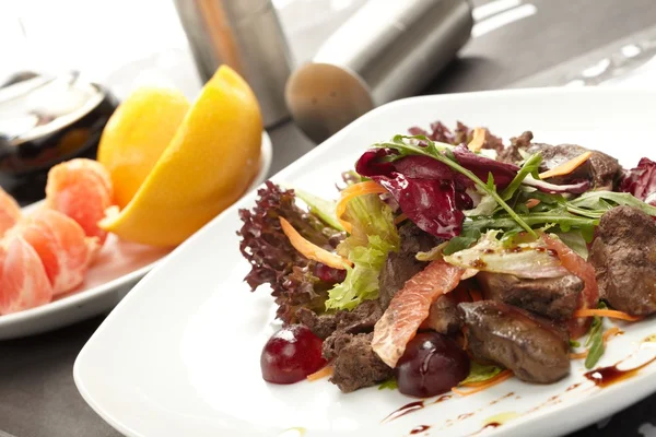 Rindfleisch mit Grapefruit und Rucola-Salat — Stockfoto