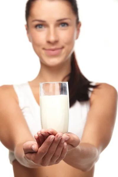 ミルクのガラスを持つ若い女 — ストック写真
