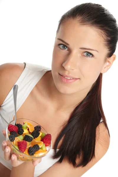 Mujer comiendo ensalada de frutas — Foto de Stock