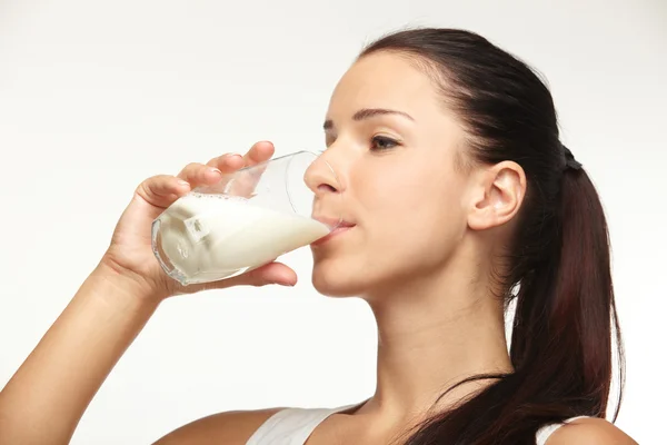 Bir bardak süt ile genç kadın — Stok fotoğraf