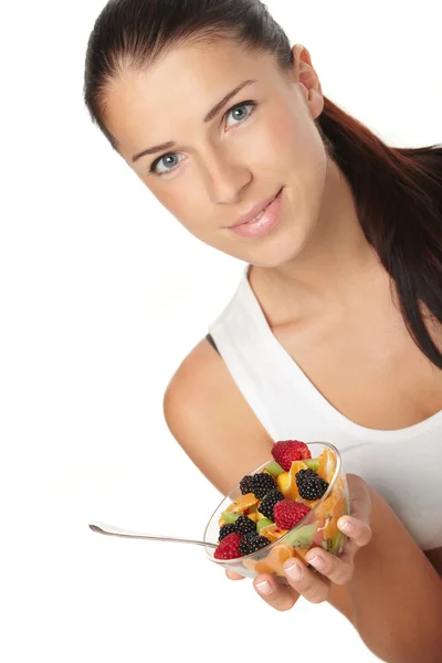 Žena jíst ovocný salát — Stock fotografie