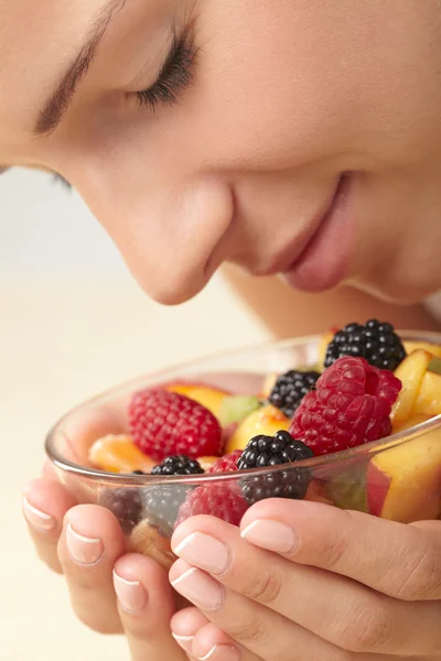 Frau isst Obstsalat — Stockfoto