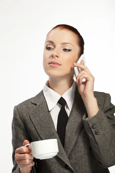 Femme d'affaires tenant une tasse de café . — Photo
