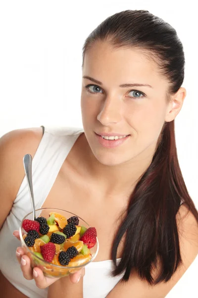 Mujer comiendo ensalada de frutas — Foto de Stock