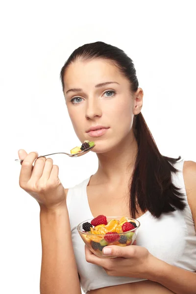 Frau isst Obstsalat — Stockfoto