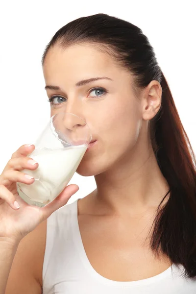 Giovane donna con bicchiere di latte — Foto Stock
