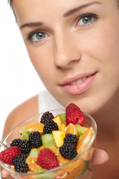 Femme mangeant une salade de fruits — Photo