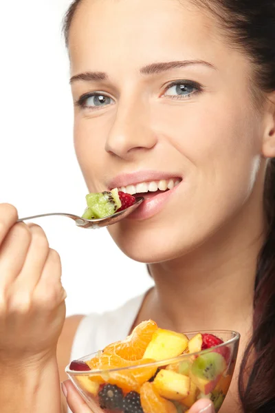 Donna mangiare macedonia di frutta — Foto Stock