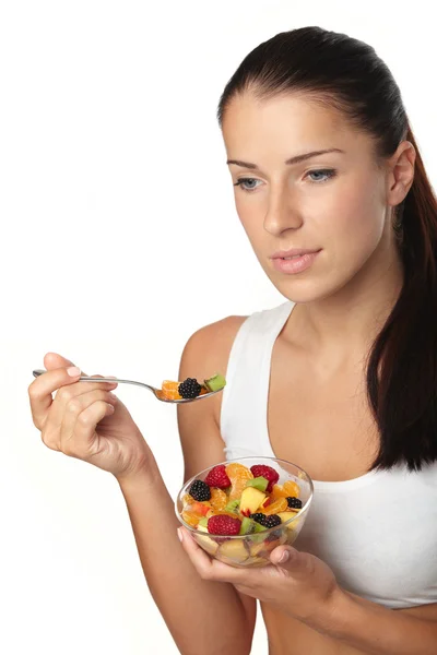 Žena jíst ovocný salát — Stock fotografie