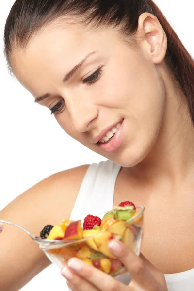 Femme mangeant une salade de fruits — Photo