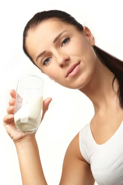 一杯牛奶的年轻女人 — 图库照片