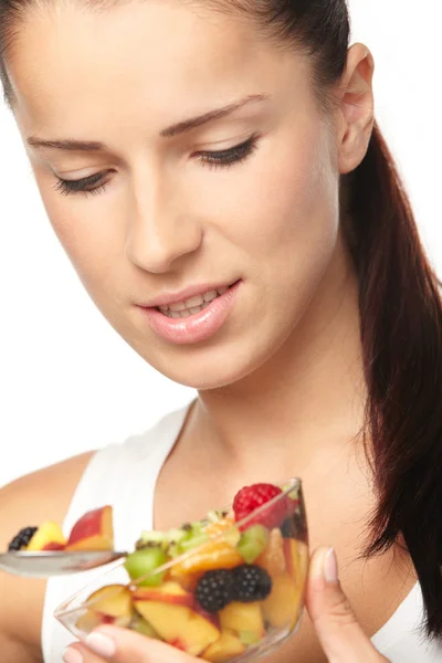 과일 샐러드를 먹는 여자 — 스톡 사진