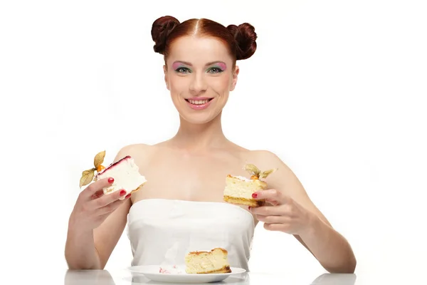 De mooie jonge vrouw eten smakelijke taart — Stockfoto