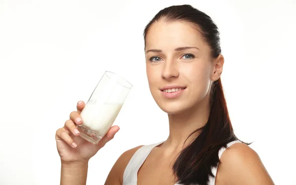 우유의 유리를 가진 젊은 여자 — 스톡 사진