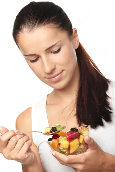 Donna mangiare macedonia di frutta — Foto Stock