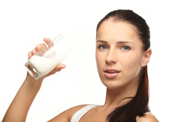 Νεαρή γυναίκα με το ποτήρι γάλα — Φωτογραφία Αρχείου