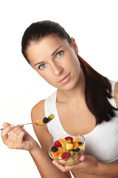 Mulher comendo salada de frutas — Fotografia de Stock