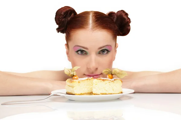 美丽的年轻女子吃美味蛋糕 — 图库照片