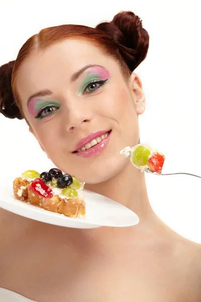 La bella giovane donna mangia la torta saporita — Foto Stock