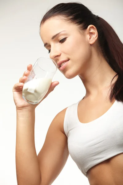 Ung kvinna med glas mjölk — Stockfoto