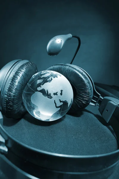 Globe kaca dan headphone — Stok Foto