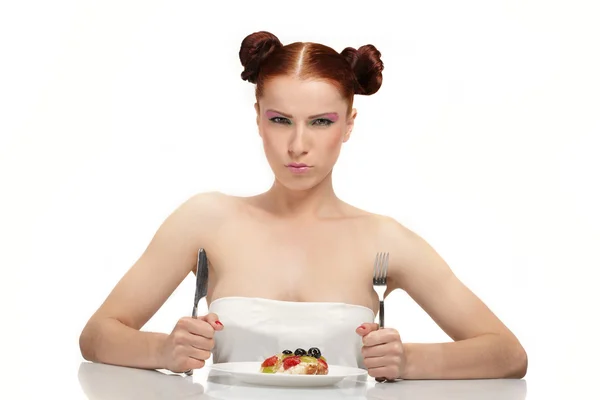 Die schöne junge Frau isst leckeren Kuchen — Stockfoto