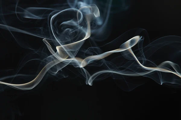 Rauch auf dem schwarzen Hintergrund — Stockfoto