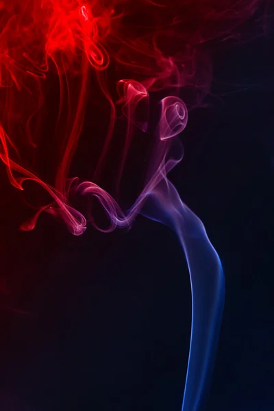 Rauch auf dem schwarzen Hintergrund — Stockfoto