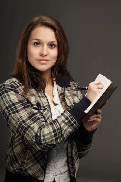 Όμορφη νεαρή γυναίκα με το σημειωματάριο — Φωτογραφία Αρχείου