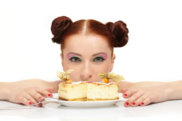 美丽的年轻女子吃美味蛋糕 — 图库照片